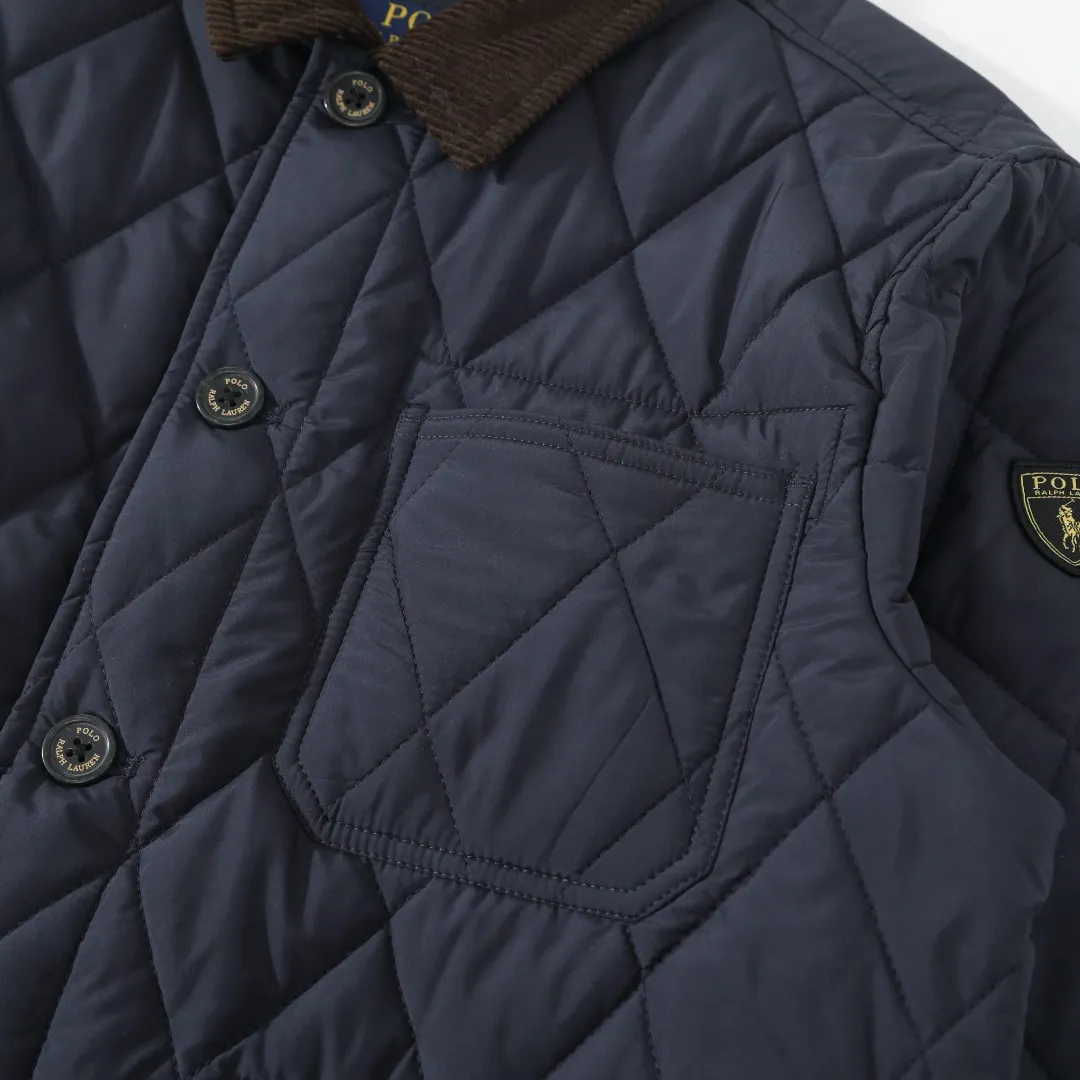 P370 #R50 Ralph Lauren/Ralph Lauren classic old money style workwear rhombus retro cotton jacket. Inspired by retro workwear, it reshapes the contemporary British style. Imported machine-pressed diamond quilting technology, every quilting line is accurately aligned, and the details are full of ingenuity; three-dimensional tailoring creates a neat H-shaped silhouette, and it can still remain light and straight when worn in multiple layers in autumn and winter. Customized metal buttons, low-key embellished textured corduroy lapel design, full of retro atmosphere, 37.5° temperature control black technology, breathable and moisture-proof, locks in temperature and sweat, waterproof and snow-proof fabric, no fear of bad weather, anti-run cotton patented technology, warm and soft, long-wearing without deformation, five high-end colors: navy | khaki | black | green | brown, easily suitable for commuting, leisure, and travel. Wearing one piece gives off a calm temperament of "old money style", and you can have both style and warmth in low-temperature weather.  Color: Navy blue, black, khaki, military green, brown Size: S M L